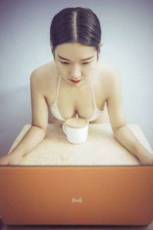 欧美天天摸天天添人人喊_1080动漫免费观看
